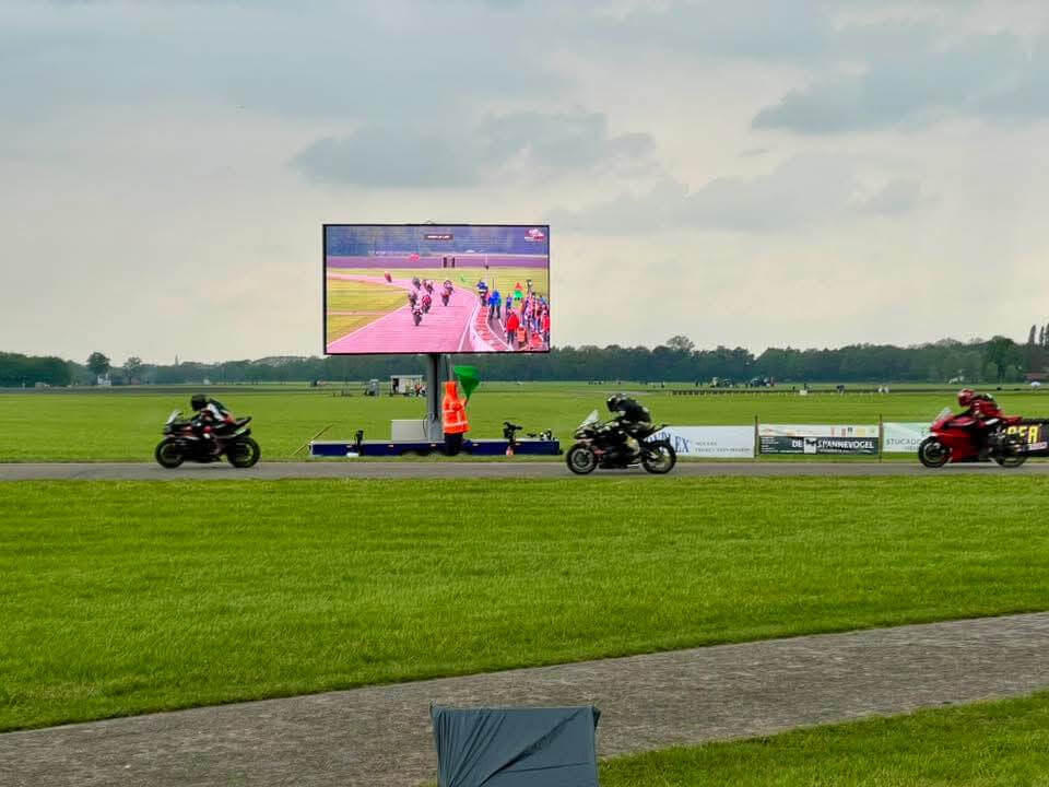 15m2ledschermhamovehengelo[3].jpeg